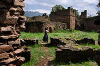 Gondar, a los pies de las montañas Simien, fue fundada por Fasilidas en el s. XVII, y fue un centro político, administrativo, comercial, religioso y cultural importante durante más de 250 años. Su decadencia, producto de intrigas y luchas dinásticas, se agravó cuando Tewodoros II trasladó la sede del gobierno imperial a Debre Tabor, a 100 km al sureste. Más adelante, la ciudad fue saqueada por los mahdistas sudaneses durante el s. XIXI, y por último, ocupada por las tropas fascistas italianas en la segunda Guerra Mundial. Algunos edificios resultaron dañados por el bombardeo de las Fuerzas Aéreas británicas durante la campaña de liberación. 