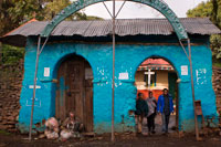 Interior de una de las casas más antiguas de la ciudad de Gondar. Gondar es una ciudad que a pesar de su potencial turístico percibimos como muy empobrecida, pero desconozco si corresponde a la realidad de la globalidad de la zona. Muchos de sus habitantes emigraron a Estados Unidos y desde allí envían dinero a sus familias. Esto, junto al turismo que atrae el recinto real, permite que la ciudad tenga una entrada extra de divisas y que parte de su población no viva tan al límite.