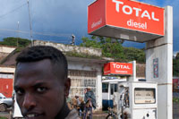 Gasolinera en las calles del centro de Gondar. Gondar es una cuidad en un valle entre varias montañas, le llaman el Camelot de África y es que tiene un conjunto medieval muy bonito y bastante bien conservado. Esta ciudad fue capital de Etiopía durante muchos años y presume de ser muy turística.  TOTAL DIESEL