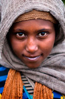 Retrato de un niño en El Parque Nacional de los montes Simien. Las montañas de Etiopía son antiguas y redondeadas. Pocas cumbres en forma de pico aparecen en el paisaje, a pesar de la altura. El horizonte montañoso es ondulado y a veces de perfiles planos, a diferencia de lo habitual en el paisaje alpino.