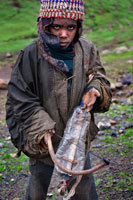 Un nen toca un instrument musical artesà, similar a un violí, elaborat pel mateix i que delecta tothom qui l'escolta a la part alta de les muntanyes de Simien. Situat a uns 100 kms al nord de Gondar, les muntanyes Simien constitueixen una de les majors serralades d'Àfrica, amb almenys una dotzena de cims per sobre els 4.000 metres. Estrella aquestes es troba Ras Dashen, el punt més alt d'Etiòpia amb 4.553 metres d'altura, el quart pic més alt d'Àfrica.