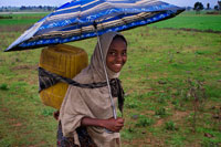 A girl carries water that has gone to pick up a nearby well in the mountains of Gheralta. Gheralta is a region of extreme beauty, with spectacular red mountains and breathtaking scenery. From Abraha Atsbeha can visit the church of Yohannes Maequddi with precious frescoes in very good condition. But you have to climb forty minutes to get there. 