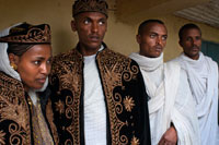 Unos novios apunto de casase en la iglesia moderna de St Mary  of Zion. La Iglesia de Santa María de Sion se encuentra en Aksum, (Etiopía). Pertenece al Patriarcado Copto de Etiopía uno de los patriarcados de la Iglesia Copta. Según la tradición, en esta Basílica se custodia el Arca de la Alianza, que supuestamente fue depositada allí por Menelik I, hijo de Salomón, aunque no se puede asegurar totalmente ya que hay toda una discusión sobre su ubicación exacta, pero la teoría de que se encuentre en la Iglesia de Santa María de Sion es la más sólida.