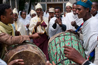 The drums play in the modern church of St Mary of Zion in the time in which a couple are about to marry. The dances and the guests vesturarios dazzle any visitor, especially to foreigners. The holiest shrine in Ethiopia is the Church of St. Mary of Zion in Axum town, there Ethiopians say that is the true Ark of the Covenant of the people of Israel, and is mentioned in the Old Testament.