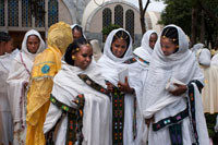 Los invitados de una boda, perfectamente vestidos para la ocasión, en la iglesia moderna de St Mary  of Zion de Axum. En la iglesia de Santa María de Sion de Axum, se encuentra un artefacto que, de confirmarse su autenticidad, añadiría muchísima miga a las leyendas etíopes. Por desgracia, sólo una persona viva ha visto este artefacto. El Arca de la Alianza está, según los cristianos etíopes, encerrada bajo llave en esta iglesia y sólo el guardián oficial puede entrar [los no-sacerdotes-ortodoxos-etíopes ni siquiera nos podemos acercar a cinco metros de la verja que rodea el templo]. No hay duda de la importancia que la leyenda del Arca juega en la Cristiandad etíope y pocas personas se atreverían a cuestionarla.