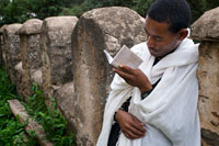 Un devot cristià copte resa a les portes de l'església de St Mary of Zion a Axum, el lloc on creuen que es guarda L'Arca de l'Aliança. La revelació del mil · lenni. L'Arca de l'Aliança, segons la Bíblia, és la caixa que guardava les Taules de la Llei de Moisès amb els Deu Manaments, i constitueix, sense cap mena de dubte, l'objecte sagrat més cobejat de tots han estat buscats per l'home en diferents llocs de la terra, des d'Àfrica a Orient Mitjà. Envoltada de misteris, encara avui és un dels tresors més mítics de l'Antic Testament. Durant segles, l'Arca ha encès la imaginació de fanàtics, místics, aventurers, arqueòlegs i escriptors.