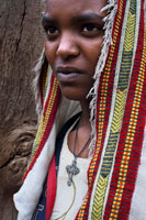 Retrato de una aldeana en Yeha. En Yeha, además de las visitas a las ruinas, también cabe la posibilidad de visitar a algunos de los ceramistas. Yeha se sitúa en la sección montañosa norteña de la región de Tigray. Aunque hoy este pago pequeño sobrevive como un pueblo de la casucha, era una vez un sitio de gran civilización del pre-Axumite. Creído para ser la primera capital de Etiopía, Yeha era primero al principio descubierto en una excavación arqueológica compleja alrededor de un patio de los 20 C.