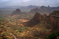 Vista des d'una de les cims de l'entorn de les muntanyes de Gheralta. En aquesta regió de muntanyes i canons s'hagin més d'una trentena d'atractives i peculiars esglésies tallades sobre les parets rocoses o en coves, la major concentració de tot el país. Es tracta d'una zona molt poc visitada però tremendament interessant i bella, la millor base d'exploració és la localitat de Hausein.