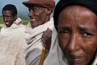 Retrato a una familia de etíopes en el tramo de carretera entre Dilb y Gashena que lleva desde Mekele a Lalibela. Lalibela es un pueblo en el corazón de Etiopía que constituye uno de los más importantes centros religiosos de la cristiandad etíope y es desde hace siglos una concurrida meta de peregrinaciones. Lalibela esconde en sus entrañas un tesoro arquitectónico que ha sido calificado por la Unesco como Patrimonio de la Humanidad: un excepcional conjunto de iglesias y edificios rupestres monolíticos, esculpidos –que no construidos– en su subsuelo rocoso durante la Edad Media, con el propósito de crear en África una nueva Jerusalén.