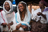 La injera és el menjar típic d'Etiòpia i no falta en cap de les celebracions, com per exemple en aquesta celebració d'un naixement en el poblat de Hausein, en la manca de les muntanyes de Gheralta. Injera o Injara no és només una espècie de pa perquè és també una eina per menjar. Aquest pa en la seva forma original és sense utilitzar llevat seva contextura és esponjosa, i té un gust lleugerament àcid la injara s'utilitza per recollir els guisats de carn, o de pollastre i verdures. Dues noies guapes etíops.