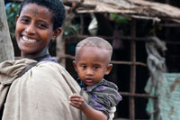 Las madres etíopes acarrean todo el día a sus niños en esta especie de portabebés. A veces las cosas mas sencillas resultan ser las mas sofisticadas. Asi pienso despues de ver como las mujeres mursi llevan a sus bebes. Estas africanas, como muchas otras mujeres del mundo, llevan a sus hijos constantemente en brazos, atados a su cuerpo con una tela a modo de portabebe. De esta manera los bebes forman parte de la vida diaria de sus madres, en todas y cada una de las actividades cotidianas. Como podeis observar en las fotos, no solo son llevados en la tela que hace de portabebé, sino que tambien aprovechan para alimentarlos con la teta, cada vez que el bebe lo necesita. 