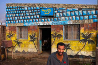 One of the bars located in the village of Gashena, near Lalibela a good place to stop along the way, refuel and eat something. We follow the route on a road with so much dust that when we passed another vehicle can not see anything, up to Debri Zebit where we started a steep descent along the crest of a mountain with spectacular scenery, but also with some no less spectacular cliffs, we finally Gashena and take the left turn to take us to Lalibela. 