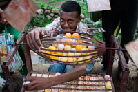 In Gashena village, not far from Lalibela is an atmosphere of absolute daily life, so much so that even playing bingo on the street. Gashena is a very small village where you take the opportunity to see the market, the last truly authentic see by Ethiopia. It is located very close to the road on a large esplanade. This market is very, very local, the products are sold there to satisfy nearby villages but few tourists stop here for a visit and it shows nothing foothold in the market.