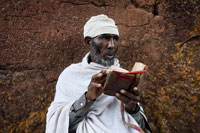 En el interior de las iglesias de Lalibela es fácil encontrar a la gente sentada en el suelo rezando. Todo aquí respira a fe. A una fe dura como la misma piedra. Lo más característico de este lugar son las iglesias rupestres excavadas en la roca de roja arenisca del triásico, de grano fino, y que forman parte del Patrimonio Mundial desde 1978. Se trata de una increíble trama de iglesias y capillas comunicadas entre sí por medio de una compleja serie de pasadizos y galerías. Cada iglesia está excavada a diferente nivel y con canalizaciones, al objeto que en época de lluvias el agua corra y no provoque inundaciones. Disponen de aljibes y de elementos defensivos.