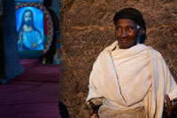 Una mujer reza en el interior de la iglesia Bet Medhane Alem de Lalibela. Bet Medhane Alem o “casa del... Bet Medhane Alem o “casa del Redentor del Mundo” es la más alta y extensa de todas las iglesias de Lalibela. Completamente excavada en la roca, con sus 34 metros de largo por 24 metros de ancho, se atribuye por méritos propios el honor de ser la iglesia monolítica más grande del mundo. Construida a manera de un templo griego se encuentra completamente rodeada por pilares de columnas cuadradas. Sobre el bloque de piedra se adivinan perfectamente todos los elementos del templo: El pórtico, las naves, las bóvedas y ventanas, y la fastuosa decoración a base de relieves forman un conjunto único.