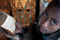 Un niño reza en una de las iglesias de Lalibela. En el siglo XII, el príncipe Lalibela hizo construir al norte del actual territorio etíope una docena de iglesias excavadas en piedra. Todas ellas, comunicadas por pasadizos subterráneos que horadan las rocas volcánicas de la reseca y aisladísima población que hoy lleva el nombre del monarca, se erigen como un milagro inesperado y fabuloso del cristianismo en esta ignota esquina del continente africano