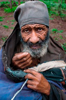 Un captaire demana diners a les portes d'una de les esglésies de Lalibela. Les esglésies de Lalibela, van ser tallades a la roca viva sobre l'any 1200 representant la Terra Santa com a resposta a la captura de Jerusalem pels musulmans. Quatre de les esglésies són exemptes, les altres estan unides a la roca mare, bé per alguna paret o bé pel sostre. Aquestes últimes també són sorprenents, en totes elles, l'espectacle arquitectònic és meravellós, un treball de formigues, en concret de 40.000 obrers que es van encarregar de buidar els milers de metres cúbics per deixar al descobert les esglésies. Encara que també hi ha qui creu que aquesta obra, per la seva magnitud i bellesa, només va poder haver estat creada pels àngels. Les esglésies de Lalibela es distribueixen en dos grups principals, separats pel canal de Yordanos, que representa el riu Jordà, però comunicades entre si per túnels, passadissos i trinxeres. El lloc va ser concebut perquè la seva topografia correspongués a una representació simbòlica de Terra Santa. Només cal creuar el llindar de qualsevol dels temples, recórrer els passadissos excavats a la roca que uneixen uns i altres, admirar la bellesa de les seves Bíblies, escoltar els rítmics cants litúrgics per retrocedir en el temps sigui el dia que sigui de l'any. 