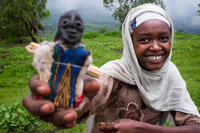 A girl selling crafts at the entrance of the monastery of Nakuto Lab In Lalibela, visit the second group and also dug a small church in the mountains, the monastery Nakuto Lab, which is about 6 km from the town and I think is the most beautiful and peaceful I've ever been. If you have money please go-coaches charge about $ 40 to take them by car and the entrance to the church is 100 birr. Can walk if you want, but the route is uphill and remember that back then still have the people ... One of the reasons why you left, is that a German tourist traveling alone also invited me to go with her, but maybe never been discovered. There is also another church further from Lalibela to which many people will not but that probably deserves a visit, Yemrehanna Krestos.