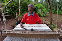 Un teixidor elaborar típiques catifes etíops a la ciutat de Lalibela. És difícil trobar un etíop que no hagi pelegrinat a Lalibela o, si més no, que no reflecteixi a la cara sentiments barrejats d'alegria, orgull i devoció quan algú li esmenta el nom del lloc més sagrat d'Etiòpia. També és difícil trobar un altre lloc on la profunditat de la fe sigui tan evident com en aquesta antiga capital del país, on es troben algunes de les més extraordinàries esglésies que ha conegut el món. Em refereixo als nombrosos temples excavats en roca viva, que, en conjunt, formen part avui del gran Patrimoni de la Humanitat.