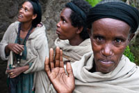 Varias mujeres acuden a rezar al monasterio de Nakuto Lab. Sobrino del rey Lalibela, Na'akueto La'ab (escribe igualmente Nakuto Lab) reinó en Etiopía al principio del XIIIe siglo y fue lo uno de los últimos soberanos de la dynastie Zagoué. La leyenda cuenta que rezaba alargado sobre espadas. Como el rey Lalibela, hizo construir una iglesia troglodyte, la iglesia de Nakuto Lab, ubicada a 4  km de la ciudad de Lalibela en un sitio espectacular, anidada en un acantilado. La hacienda de la iglesia resguarda todavía hoy de los manuscritos remarquablement enluminés, de los iconos y de guapas cruces en dinero de la época.