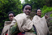 Algunas mujeres rezan en el monasterio de Nakuto Lab, en las afueras de Lalibela. Las misteriosas iglesias subterráneas, unos monumentos monolíticos extraídos de la piedra en Lalibela, han sido utilizadas ininterrumpidamente por los sacerdotes ortodoxos desde los siglos XII y XII, cuando esta lejana ciudad de montaña era todavía la capital de la importante dinastía Zagwe. El propósito de cada iglesia ha eludido la labor de los historiadores modernos: cada edificio es único en su tamaño, forma y ejecución, están esculpidos con precisión sobre la piedra (algunos dicen que por miles de trabajadores) y algunos de ellos fastuosamente decorados.