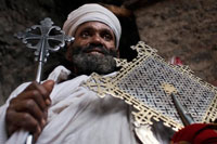 El sacerdot de l'església de Nakuto Lab, als afores de Lalibela mostra la seva creu. Es desconeix el motiu pel qual van ser excavades o construïdes a terra, construcció que elevada la dificultat de l'edificació i augmentava els costos. Es barregen diverses teories, una de les més acceptades és que van ser aixecades durant l'auge de les peregrinacions cristianes, sent Jerusalem l'eix o centre principal de les mateixes, durant el camí, el pelegrí s'enfrontava a diversos perills i les esglésies estaven exposades a actes de vandalisme i saquejos, potser aquest fos el motiu pel qual, el rei Lalibela decidís soterrar les esglésies, protegint-les de possibles saquejos.