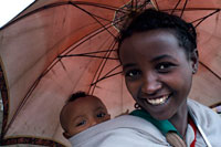 Una dona Fortea al seu fill al mercat de Lalibela. Lalibela no té molts altres atraccions més de les esglésies. Encara s'ha de donar una visita al mercat local, bé per les compres i records del lloc, abans d'anar-se'n. També es pot visitar el parc de rucs, que té boniques vistes de la ciutat. Si es vol explorar la zona més profundament, es pot fer trekking al voltant de Lalibela, a la bonica regió muntanyosa envoltada d'interessant fauna etíop. 