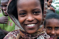 Unes nenes ballen als voltants del monestir de Nakuto Lab, als afores de Lalibela per guanyar-se una mica de propina amb els turistes. En Lalibela hi ha onze esglésies excavades a la pedra, a 2.700 m. d'altitud i a uns 700 km. de la capital etíop, Addis Abeba. Han estat datades entre els segles XII - XIII i denominades com "la Jerusalem negra". La seva construcció s'atribueix al rei Lalibela (segle XIII) que va ser, més tard, canonitzat per l'església etíop i que ha estat considerat pels europeus com el famós Prest Joan. L'impacte que provoquen les esglésies el primer cop que es veuen és tan gran que el primer europeu que les va veure, el sacerdot portuguès Francisco Álvarez, ho va eliminar de la seva crònica perquè pensava que ningú el creuria.