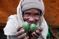 Un home ven figues de moro al mercat de Lalibela. Al nord d'Etiòpia ens trobem amb l'antiga Roha i l'actual Lalibela. Aquesta ciutat santa crida l'atenció per les seves esglésies tallades en pedra que van ser construïdes al segle XI sota en domini de la dinastia Zegüe. Va ser el rei Gebra Maskal Lalibela qui arribo fins aquest paratge erm però ple de roca basàltica vermellosa on excavar. Les esglésies de Libela estan dividides en dos grups totalment diferenciades gràcies al riu Jordà que les separa, però aquestes esglésies estan comunicades entre si per passadissos i túnels que els pelegrins utilitzen durant la seva visita.