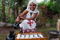 Lalibela. Cerimònia del cafè. Un dels majors plaers d'Etiòpia és la seva cafè. La cerimònia és tot un ritu com la del te a Japó. La cerimònia és complicada i el que puc explicar és que es comença torrant els grans del cafè, després es molen en un morter de fusta i després es posa a l'aigua calenta i ja està fet el cafè. A la taula es posa l'encens, sucre, les tasses i el cafè i no us podeu ni imaginar el ric que està, res a veure amb el que tenim en les cafeteries d'Europa per molt expresso que sigui.