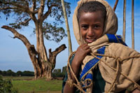 Retrato de un adolescente en las inmediaciones del aeropuerto de Bahir Dar. Desde el puerto de Bahir Dar se puede acceder por barco a varias de las iglesias históricas y monasterios ubicados a orillas del lago, en sus diferentes islas. La mayoría datan de ellas datan del siglo XVII y se caracteriza por la riqueza policromática de sus paredes, algunas de estas iglesias poseen museos con manuscritos ilustrados, coronas y vestimentas reales y eclesiástica. Aún hoy en día, algunas de estas islas monasterios están prohibidas a las mujeres, pero otras pueden ser visitados por ambos sexos. Además, desde la ciudad parten diversos servicios turísticos hacia las Cataratas del Nilo Azul (río Abay), ubicadas a unos 30 km al sur de la ciudad, y que constituyen uno de los destinos turísticos más conocidos del país. 