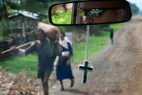 Interior del coche en el trayecto entre Bahir Dar y las Cataratas del Nilo Azul. Los primeros registros históricos que se tienen de esta zona datan de fines del Siglo XVI y comienzos del Siglo XVII, con el asentamiento de misioneros jesuitas en los márgenes del Lago Tana. Aún hoy en día se conserva un edificio de este período cerca de la plaza central, y que es asociado a Pedro Páez, misionero jesuita español enviado a Etiopía en 1589. Durante la invasión italiana de 1935-1936, una columna militar italiana movilizada desde Gondar ocupó la ciudad el 23 de abril de 1937. Durante la Segunda Guerra Mundial, entre los días 21 y 22 de octubre de 1940 la ciudad fue bombardeada por la Real Fuerza Aérea británica, y aunque la acción hizo pocos daños sirvió como impulso para la resistencia etíope. 