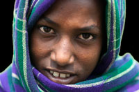 Retrato de un etíope en el trayecto entre Bahir Dar y las Cataratas del Nilo Azul. Bahir Dar ofrece un pequeño mercado diario y una vez por semana uno de mayor envergadura. Cuanta además con algunos hoteles construidos en torno al lago, y diversos clubes de música. A su vez, es el hogar de la Universidad de Bahir Dar, fundada el año 2000 sobre la base del antiguo Instituto Politécnico de Bahir Dar, fundado en 1963. En la actualidad la Universidad de Bahir Dar posee 4 facultades: Educación, Ingeniería, Economía y Negocios y Derecho. 