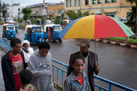 La ciudad de Gondar está situada a 400 km al norte Addis Abeba, y fue la capital de Etiopía entre 1632 y 1855. Gran centro de cultura y erudición, la ciudad ha conservado varios vestigios de su pasado imperial. Descubre los baños de Fasilidas en los que se bautizan los creyentes, la iglesia Selassié y sus preciosos frescos y las ruinas de castillos y palacios de impresionante belleza, fruto del mestizaje arquitectónico europeo y nativo 