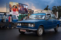 Un antiguo Fiat recorriendo las calles del centro de Addis Abeba (Addis Abbaba). La ciudad más poblada de Etiopía con una población de 3.384.569 habitantes, según el censo de 2008.2 Es, también, capital de la Unión Africana y de su predecesora, la Organización para la Unidad Africana.3 Designada ciudad y estado al mismo tiempo, según la organización territorial etíope, en Adís Abeba conviven más de 80 nacionalidades y lenguas, además de cristianos, musulmanes y judíos. En ella reside la Universidad de Adís Abeba. Adís Abeba se encuentra a una altitud de 2.300 metros y es una pradera de pastizales. Está situada a los pies del Monte Entoto. 