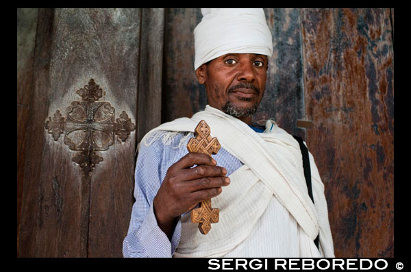 Un sacerdote posa majestuoso con su cruz en la puerta del Monasterio de Birgida Maryam en una de las islas del Lago Tana. El lago Tana, el lago más grande de Etiopía es la fuente del Nilo azul de donde comienza su viaje largo a Khartoum y encendido al mediterráneo. Las 37 islas que se dispersan sobre la superficie de las iglesias y de los monastries fascinadores del abrigo del lago, algunos de los cuales tienen historias el datar del décimotercero siglo. Sin embargo, debe ser observado que la mayor parte de las casas religiosas no están abiertas a las mujeres. Las islas más interesantes son: Birgida Mariam, Dega Estefanous, DEK, Narga, Tana Cherkos, Mitsele Fasiledes, Kebran y Debre Maryam. Kebran Gabriel es el monasterio principal que se puede visitar por los turistas masculinos de Bahar Dar con su impresionante Catedral-como la construcción primero construida en el final del 17mo siglo. Dega Estephanos, que también está cerrado a las mujeres, está en una isla en el lago, y es alcanzado por una trayectoria muy escarpada y bobina. Aunque la iglesia es relativamente nueva (solamente cientos años), contiene a Madonna pintado en el décimo quinto siglo. Sin embargo, el Hacienda del monasterio es una atracción primera con el restos de varios emperadores, así como sus trajes y joyas.