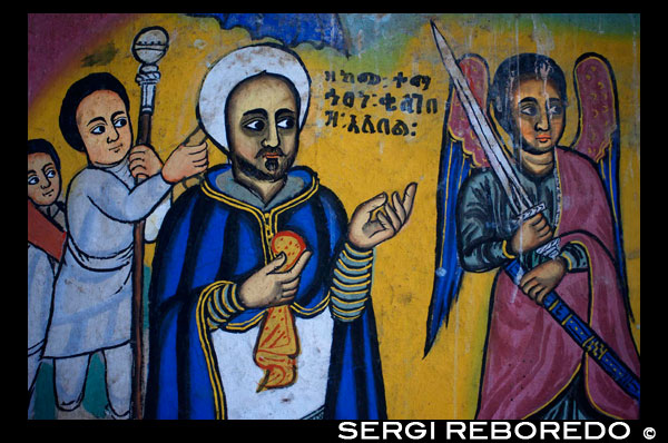 En el interior del monasterio de Debram Maryam en el Lago Tana se pueden contemplar frescos como este. Magnificos frescos. Los monasterios del lago son algunos de los mejor conservados. Han sido declarados Patrimonio de la Humanidad. La Iglesia de Maria o Debre Maryam se encuentra a poca distancia del monasterio de Gabriel,en otra isla dentro del Lago Tana y casi al comienzo de donde el lago se convierte en el Nilo Azul. Este rio esta surcado por barcas hechas de papiro(tankwas),sobretodo por pescadores.La Iglesia debe su nombre porque se supone que por aqui paso la virgen Maria (mucho suponer).Esta llena de frescos con mucho color,aunque no son frescos propiamente dichos ya que son pinturas pegadas a los muros.Estas igleias,monasterios e islas dan al lago Tana un encanto especial.