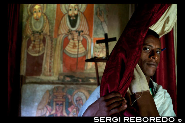 Interior de l'Església de Debre Sina Maryam, de planta circular. Els murals de Debre Sina Maaryam estan considerats els més complexos i de colors més vius que s'han vist a la regió de Tana. La tradició local afirma que són d'origen medieval, però el més probable és que es realitzaran al principi del període Gondar sota el mecenatge d'una nom, Melako Tawit, representada en un mural, i germana gran de l'emperador Fasilidas.