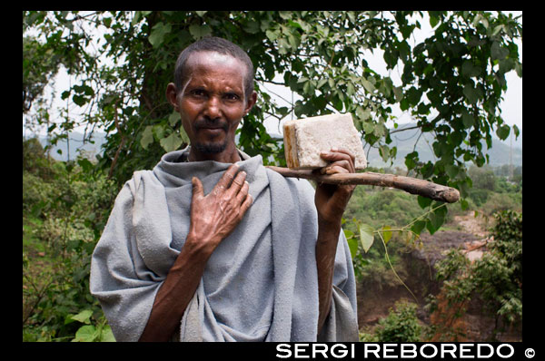 Portrait of an Ethiopian in the area at the foot of the Blue Nile Falls (Abay River). A few years ago, the Ethiopian government inaugurated a hydroelectric plant that uses the gradient of the cataracts of the Nile water is diverted just before jumping into a turbine and produces 750 megawatts of electricity, not much, but enough to bring light and energy lead north of the country. Even left over for export. Before its construction, waterfalls covering a total of 400 meters of frontage. But now 85% of the flow is diverted through the canal to produce electricity. Only between 10 and 15% still falling for the falls. And that, in dry season, it shows. The natives called Tis Isat cataract, the steaming water, because the whole area was enveloped in a cloud of vaporized water visible from miles away. At his feet grew a rainforest with parrots, monkeys and hundreds of species.