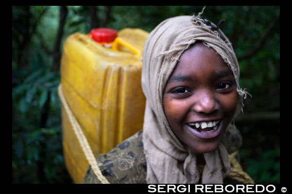 Una chica recoge agua de un pozo cercano para llevar a su casa junto al monasterio de Debram Maryam en el Lago Tana. Hay 37 islas sobre la superficie del lago Tana, de las cuales, 20 albergan iglesias y monasterios de un inmenso valor histórico y cultural. Estas iglesias, que están decoradas con preciosas pinturas, además dan cobi jo a tesoros innumerables. Debido a su aislamiento, se solían utilizar para almacenar los tesoros artísticos y las reliquias religiosas de todo el país. El acceso a alguna de estas iglesias está restringido a mujeres, aunque sí se las permite llegar hasta las orillas de la isla, no se les permite avanzar más allá. De todas formas, las mujeres sí pueden acceder a las iglesias de la península Zeghne y a la iglesia cercana de Ura Kidane Mehret, y también a Narga Sellassie. Kebre Gabriel: Se le conoce por el magnífico manuscrito de los cuatro evangelios que se cree que data de finales del siglo XIV o de principios del XV. Ura Kidane Mehret: Es mucho más decorativo y contiene un techo cónico de paja. Está pintado con escenas bíblicas. Daga Estifanos: Se la considera como una de las islas más sagradas del lago Tana y según cuenta la leyenda fue el escondite temporal del Arca de la Alianza . Sobre esta isla se encuentra la iglesia de San Estefano, que alberga a la “Virgen Santísima”, pintada hacia 1434. El verdadero interés histórico yace en el arca, donde ataúdes con los lados acristalados, contienen los restos momificados de antiguos emperadores de Etiopía. Tana Cherkos: Este antiguo monasterio se encuentra en la orilla oeste del lago Tana. Según cuenta la leyenda, fue aquí donde Sta. María descansó ba jo un muro durante su huída de Egipto, y permaneció durante tres meses y diez días. Los monjes afirman haber poseído un collar suyo, que se dejó al partir. También se dice que el monasterio fue lugar sagrado para los judíos. Menelik I y otros nobles judíos, que tras huir del rey Salomón, trajeron el Arca de la Alianza a este monasterio e hicieron construir un templo sobre este, que se decoró con piedras preciosas. Seiscientos años más tarde, el Arca se llevo a Aksum.