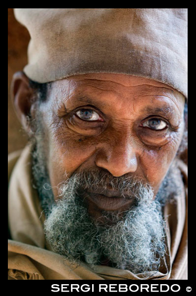 Retrato de un anciano en el monasterio de Kebran Gabriel, en el Lago Tana. Kebran Gabriel, el monasterio más cercano a Bahar Dar, es un principal atractivo turístico para los visitantes masculinos, ya que es uno de los lugares donde las mujeres están prohibidas. Originalmente establecida en el siglo XIV y reconstruido durante el reinado del emperador me Iyasy, es un edificio modesto, pero con un ambiente impresionante catedral distinta. Ura Kidane Mehret es otro de los atractivos populair que está abierto a las mujeres. Situado en la península de Zeghe, el diseño de las fechas monasterio de la misma época que el de la uno a la Kebran Gabriel, pero es un edificio más decorativo, arqueado sobre con un enorme techo de madera y pintada con frescos en el interior lleno de color que representan escenas de tradición bíblica y de la historia de la iglesia ortodoxa Etíopia.