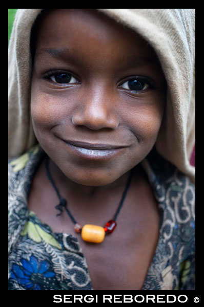 Portrait of a young woman selling souvenirs near the debram Maryam monastery on Lake Tana. This lake is the largest Ethiopian lakes with 85 km long, 65 wide and a depth of approximately 14 meters. Dot the lake over 37 islands and its shores are Gorgora peninsulas, and Zeghe Mendabba (the closest and most visited for its proximity to the city). Obviously, visiting monasteries that are located within the lake, is the most important reason, but also for nature lovers and especially for ornithologists as they will have the opportunity to see storks, herons, eagles, parrots and so to 823 of which 16 species are endemic to Ethiopia, also sometimes can see crocodiles and hippos but I will say that I have not noticed anything. The islands are home to more than 20 Christian monasteries in the thirteenth and fourteenth centuries, and some treasured works of art, manuscripts, relics and impressive paintings. What I like least is that many of them are allowed only to men. The lake transport is effected in small motor boats can be rented at the piers and negotiate the price according to the monasteries to visit. It is also common to observe the fishermen sail their craft boats made ??of papyrus leaves called "tankwas" whose design may have more than a thousand years old.