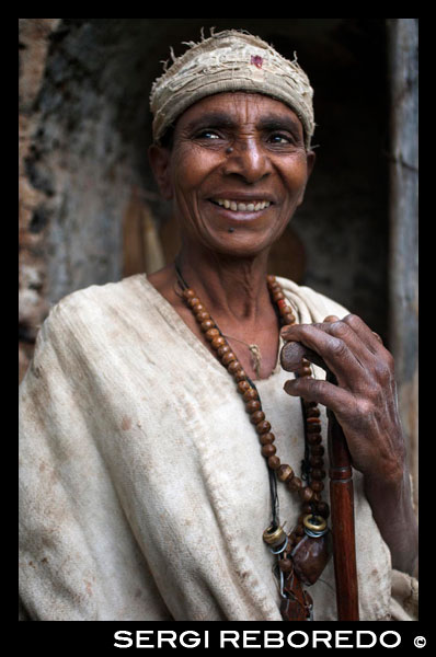 Una mujer posa junto al Monasterio de Birgida Maryam en una de las islas del Lago Tana. Enclavado en el occidente del país y con más de tres mil quinientos kilómetros cuadrados de extensión, Tana es el lago más grande de Etiopía y un lugar sagrado desde tiempos inmemoriales. Islas tupidas se yerguen en la lejanía, tapizadas de verde hasta las cimas, sus bosques esconden algunos de los más importantes monasterios e iglesias del rito etíope, muchos de ellos con más de setecientos años de antigüedad. A este lago, dice una de tantas leyendas, llegó por primera vez el Arca de la Alianza, cuando una pequeña comunidad judía que huía de la persecución en Egipto la transportó desde Aswán, río arriba, a través del Nilo Azul, hasta llegar al gran lago. En la isla de Tana Kirkos, sigue la leyenda, el arca permaneció escondida por ochocientos años hasta que fue trasladada a la ciudad de Axum, donde se cree que aún reposa, en la iglesia de Nuestra señora María de Sión, custodiada por un sacerdote viejo y ciego.