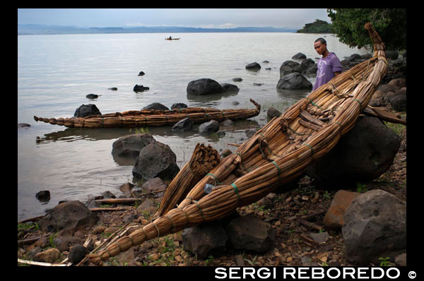 Canoes de papir costat del Canoes de papir costat del Llac Tana. En Woito es construeixen les famoses canoes de Papir, també es troben el Palau en Bezawit i un mercat local. El llac Tana (també escrit T'ana; anteriorment escrit com Tsana o Dambea) és el llac més gran d'Etiòpia, font del Nil Blau. El llac està situat a les terres altes al nord-oest del país, a 1.840 msnm, i té aproximadament 84 km de llarg i 66 km d'ample. La profunditat màxima és de 15 mi té una superfície de 2.156 km ². El llac rep les seves aigües dels rius Reb, Gumara, Lesser Abay, Kilti i Magech. El llac té una trentena illes i illots, el nombre varia segons el nivell del llac, que ha baixat d'uns dos metres en els últims 400 anys. Segons Manoel d'Almeida (un missioner portuguès del segle XVI), el llac tenia 21 illes, set o vuit de les quals tenien monestirs en elles «anteriorment grans, però actualment molt reduïts». Quan Robert Bruce va visitar l'àrea a la fi del segle XVIII, va deixar assentat que els habitants locals comptaven 45 illes habitades, però que ell creia que només hi havia onze. Un geògraf més recent esmenta 37 illes, de les quals 19 tenen i haurien tingut monestirs o esglésies. En els monestirs aïllats d'aquestes illes es van enterrar les restes d'emperadors etíops. A l'illa de Tana Cherqos hi ha una roca que va ser en la qual, segons la tradició va descansar la Mare de Déu del seu viatge de tornada d'Egipte, també es diu que Frumentius, que va introduir el cristianisme a Etiòpia estaria enterrat en Tana Cherqos. El cos de Yekuno Amlak va ser enterrat al monestir de Sant Esteve, a l'illa Daga, també en Daga es troben les tombes dels emperadors Dawit I, Zara Yaqob, Za Dengel i Fasilides. Altres de les illes més importants del llac són l'illa DEK i Meshralia. Es pensa que els monestirs van ser construïts sobre llocs religiosos anteriors i inclouen Debre Maryam i Degà Estefanos del segle XIV, Narga Selassie, Tana Cherkos (on segons les tradicions etíops hauria estat l'Arca de l'Aliança), i Ura Kidane Mecet del segle XIX. Hi ha un servei de ferri que connecta Bahir Trobar Gorgora passant per l'illa DEK i diversos poblats a la vora del mar.