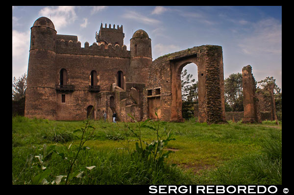 Góndar. Castillo de los fasilidas. La mayoría de los españoles sabemos poco de Etiopía. En pleno centro de Góndar se encuentra el Recinto Real o Fasil Ghebbi, declarado Patrimonio de la Humanidad en 1979. La zona amurallada cuenta con seis castillos de piedra, de estilo portugués, de inspiración axumita o con influencias indias. Algunos son enormes, otros más modestos, los hay más y menos lujosos, peor y mejor conservados. El castillo más grande es el de Fasilidas, el emperador que fundó Góndar. Los sucesivos mandatarios también se hicieron construir su propio castillo para no ser menos y también otras dependencias como un edificio para archivo, jaulas para leones, establos, salones para banquetes… Dentro del conjunto se conservan tres iglesias. 