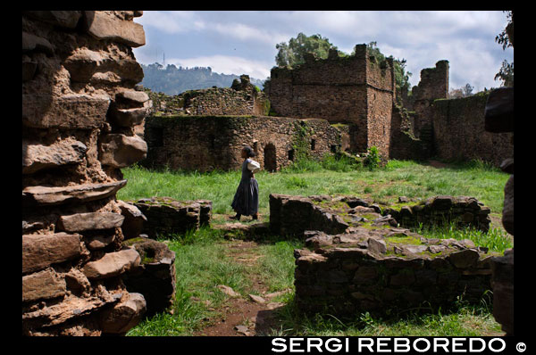Gondar, als peus de les muntanyes Simien, va ser fundada per Fasilidas al s. XVII, i va ser un centre polític, administratiu, comercial, religiós i cultural important durant més de 250 anys. La seva decadència, producte d'intrigues i lluites dinàstiques, es va agreujar quan Tewodoros II va traslladar la seu del govern imperial a Debre Tabor, a 100 km al sud-est. Més endavant, la ciutat va ser saquejada pels mahdistes sudanesos durant el s. XIXI, i finalment, ocupada per les tropes feixistes italianes a la segona Guerra Mundial. Alguns edificis van resultar danyats pel bombardeig de les Forces Aèries britàniques durant la campanya d'alliberament.
