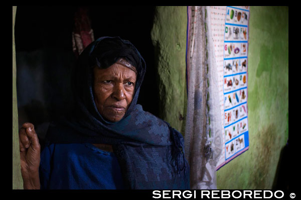 Interior de una de las casas más antiguas de la ciudad de Gondar. Gondar es una ciudad que a pesar de su potencial turístico percibimos como muy empobrecida, pero desconozco si corresponde a la realidad de la globalidad de la zona. Muchos de sus habitantes emigraron a Estados Unidos y desde allí envían dinero a sus familias. Esto, junto al turismo que atrae el recinto real, permite que la ciudad tenga una entrada extra de divisas y que parte de su población no viva tan al límite. La población es preciosa y el hotel Goha es pasable, en especial su ubicación. Como siempre, no esperemos mucho de gentes que cuentan con escasos recursos, no es ese el objetivo de nuestro viaje.