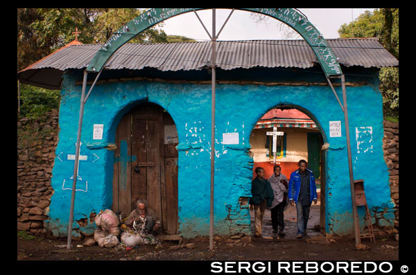 Pequeña iglesia en las afueras de Gondar. La ciudad de Gondar fue fundada por el emperador Fasilidas (Fasil para los etíopes) hijo del emperador Susinios hacia el año 1635. Fue el emperador Fasilidas quien levantó el primer castillo y sus sucesores el resto de las fortalezas, iglesias y baños que configuran el denominado recinto real. La tradición afirma que un búfalo llevó al emperador Fasilidas hasta un estanque y que fue un anciano que vivía cerca quien le dijo al emperador que debía de construir en ese lugar la capital. Fasilidas entonces rellenó el estanque e hizo construir su palacio sobre él.