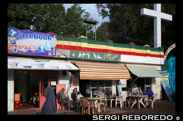 A la plaça central de la ciutat de Gondar destaca la proximitat d'un nou cibercafè "Facebook" al costat de l'antiga església. Fundada el 1636 al nord-oest d'Etiòpia, va ser la seu de la cort de l'emperador Fasil o Fasilidas. Durant gairebé 200 anys va ser ciutat reial, cruïlla comercial i seu de la cultura. Va impulsar un dels períodes més fecunds de l'art etíop. Esplèndida capital el regnat va durar més de dos segles a partir de 1636, al principi va ser un campament instal · lat per rebre a l'emperador, als nobles i als oficials amb els seus servents. La senzilla llogaret va arribar a ser el centre d'una complexa vida urbana, que va atreure persones de talents molt diversos. El període va constituir una fita important en la història d'Etiòpia, amb una relativa estabilitat política que va comportar cert floriment de la vida econòmica i social de tota la població. Van ser utilitzades novament les antigues rutes comercials que unien el país amb la resta del món pel Mar Roig. Es va especialitzar i diversificar l'artesania per satisfer la demanda de joies i ornaments que tenien un paper rellevant tant en les ocasions cerimonials com en la vida quotidiana. Els seus carrers van haver d'estar plens de músics que lloaven a Déu i als emperadors, als herois, i, fins i tot, a la bellesa de la pròpia ciutat. Hi va haver un desenvolupament de l'ensenyament tradicional de la teologia, del dret i de la gramàtica. 