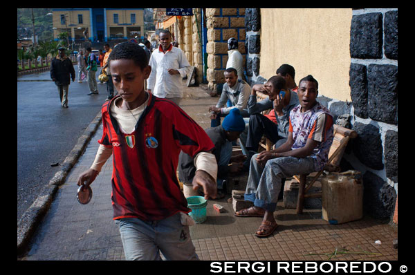 Gondar is one of the most beautiful in the world. Not only for its impressive Royal Palace, its Fasilidas Baths (joint entry, 100 birr) and their many beautiful and strange-for us-churches-including the Gabriel-chaired by its huge crosses and striking symbolism, but by the idiosyncrasies of its streets and its people. Everything oozes everyday environment and genuine, in its purest form.